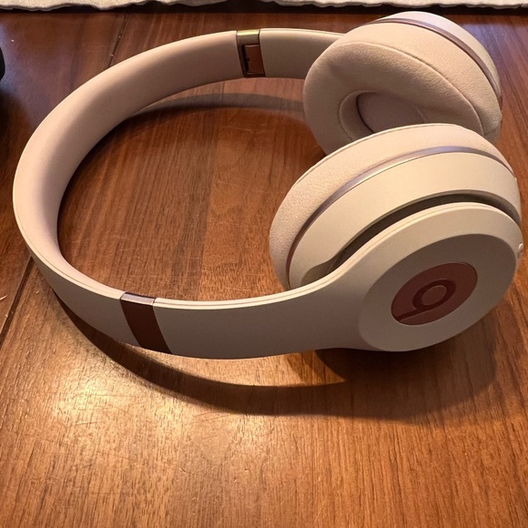 Beats Solo3 Wireless On-Ear Headphones - Matte Gold BASICALLY NEW - Picture 3 of 12